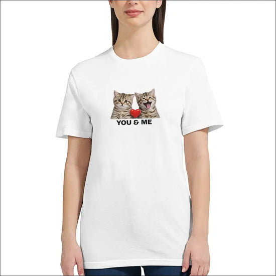Dam t-shirt med katt mönster och budskapet "You & Me" i vitt