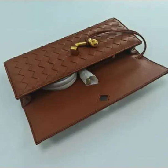 Kuvertväska Med Guldlfärgat Spänne i Läder