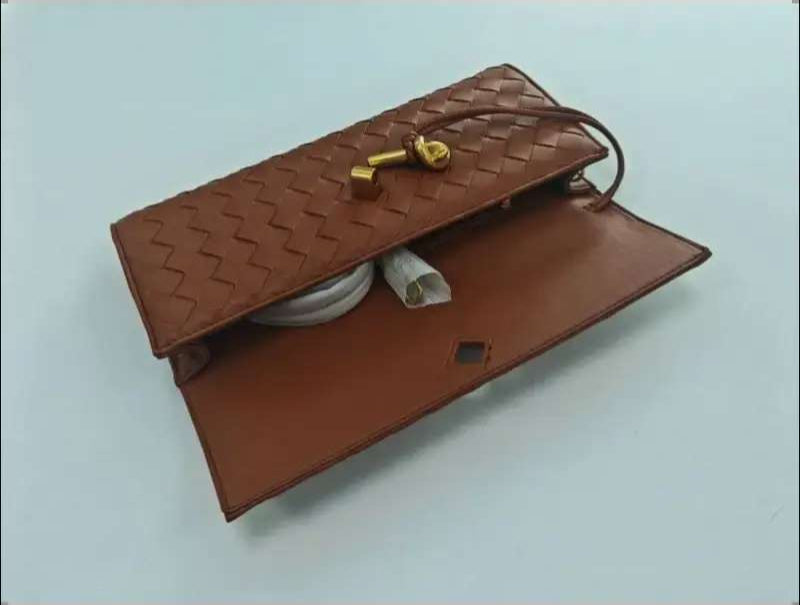 Kuvertväska Med Guldlfärgat Spänne i Läder