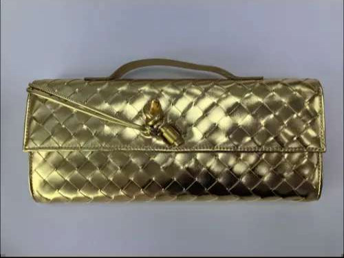 Kuvertväska Med Guldlfärgat Spänne i Läder