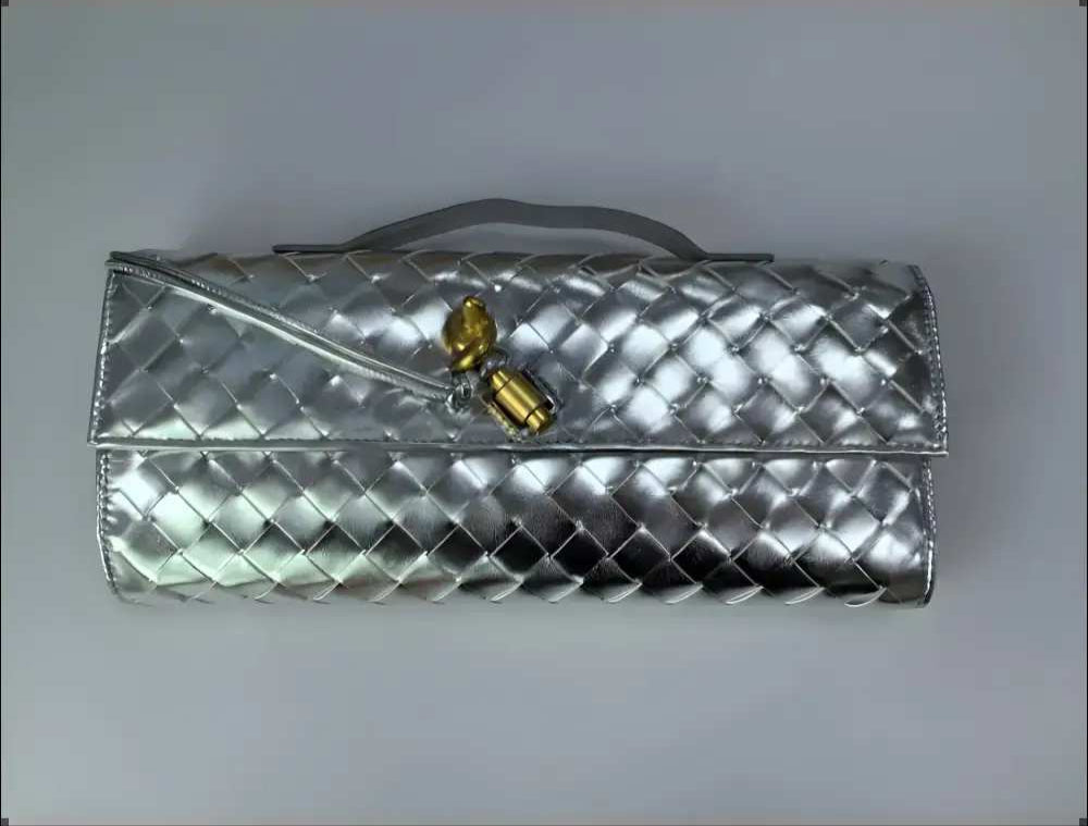 Kuvertväska Med Guldlfärgat Spänne i Läder