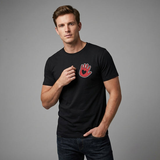 Handen på hjärtat T-shirt för förtroende i svart med röd handtryck, bärs av man.