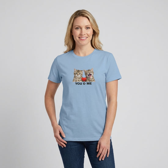Dam t-shirt i ljusblå färg med kattmönster och texten "You & Me budskap"
