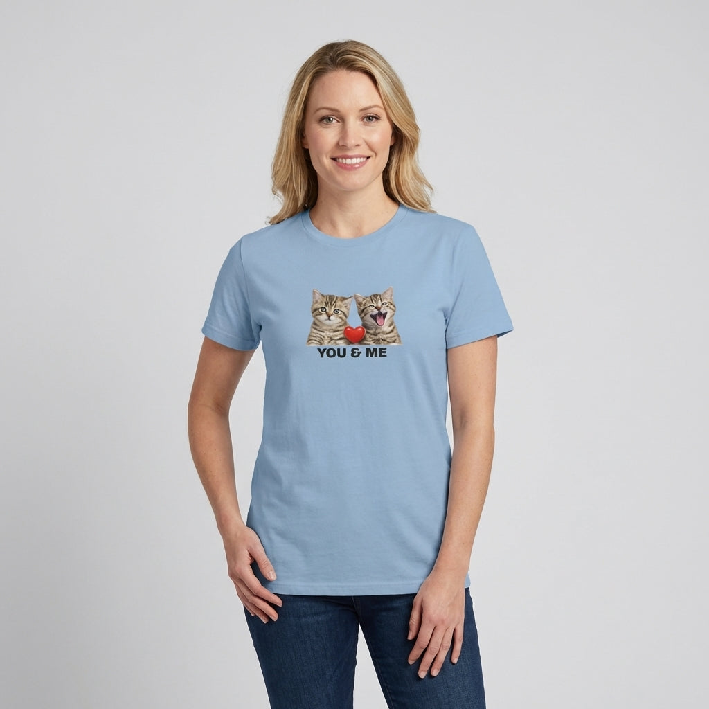 Dam t-shirt i ljusblå färg med kattmönster och texten "You & Me budskap"