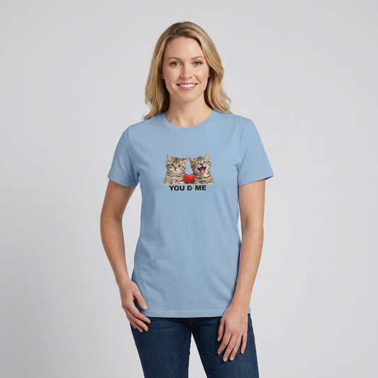 Dam t-shirt i ljusblå färg med kattmönster och texten "You & Me budskap"