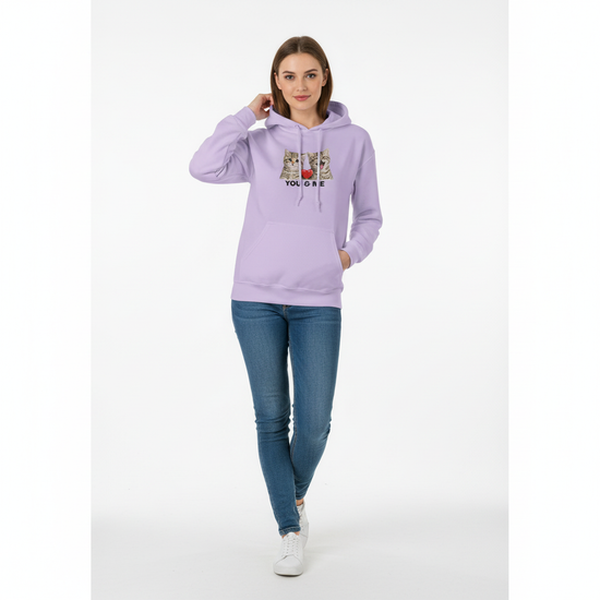 Mjuk Hoodie med Katter och Du Jag Text i lila, bärs av modell med jeans.