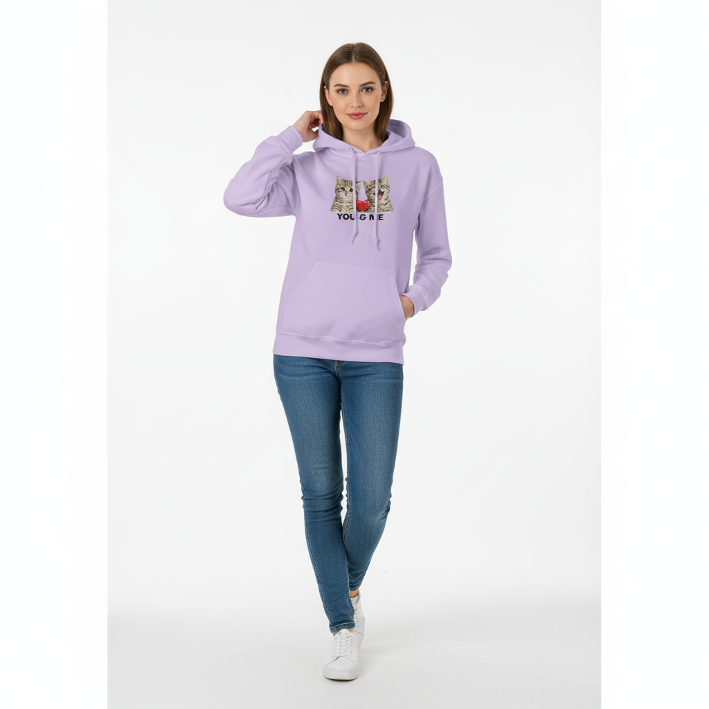 Mjuk Hoodie med Katter och Du Jag Text i lila, bärs av modell med jeans.