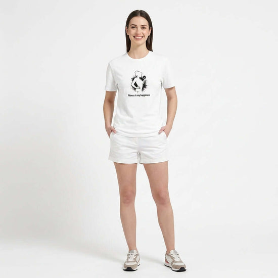 Styrkan är Lyckan – Dam Fitness Tee med texten "Fitness is my happiness" på en kvinna.