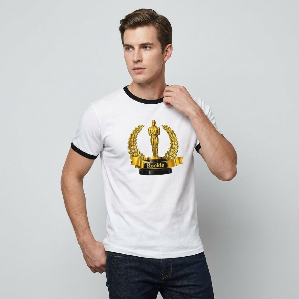En man bär en vit ringer-t-shirt med svart kontrast som har ett retro trophy-motiv och texten Rookie T-shirt.