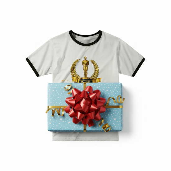 Gyllen Rookie T-shirt med retro trophy-motiv ligger ovanpå en present inslagen i blått papper med röd rosett.