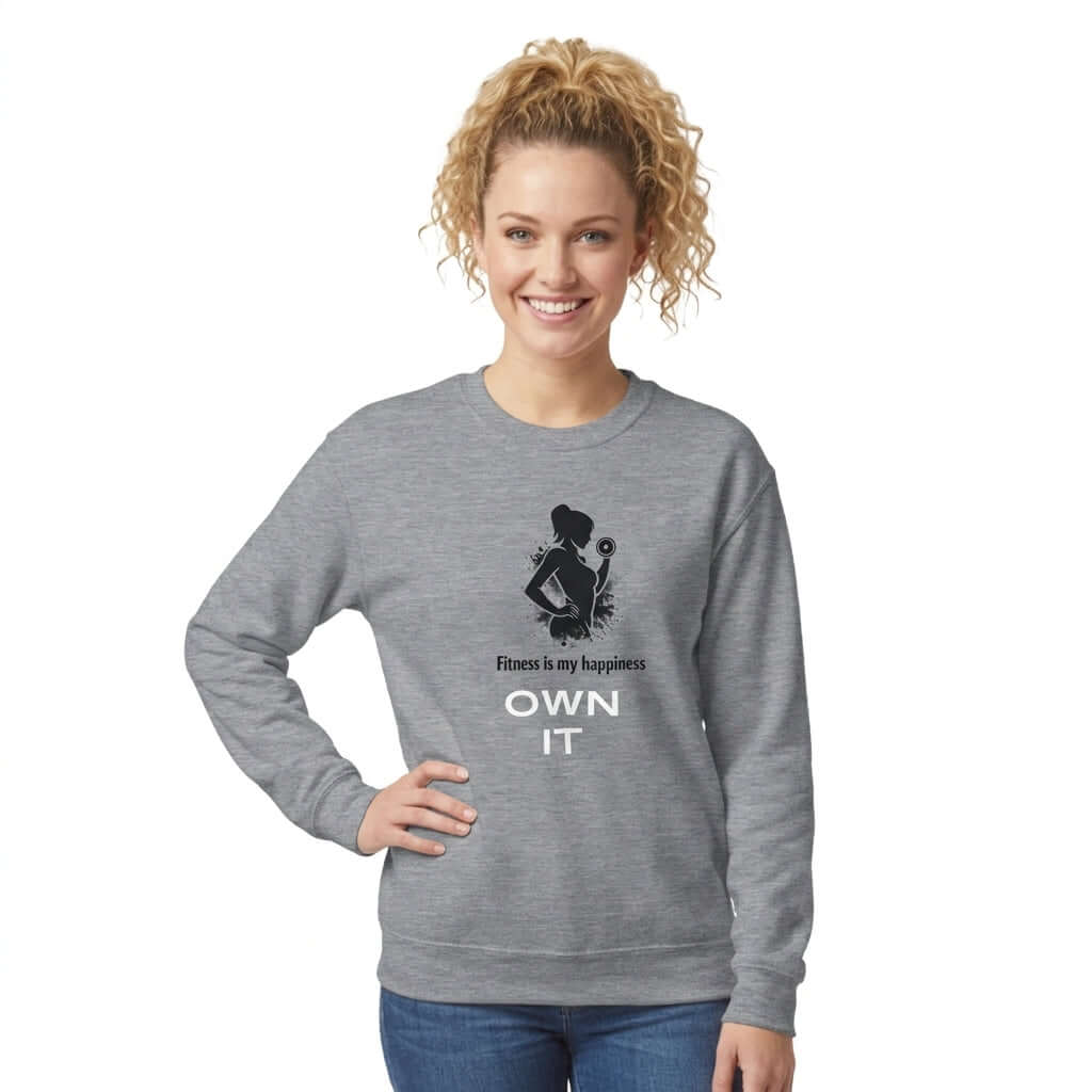 Ljusgrå fitness sweatshirt med texten ‘Own Your Strength and Confidence’, fotograferad i nordisk studio.