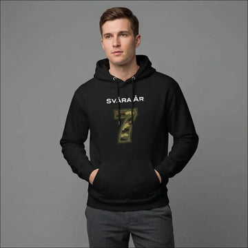 Sju Svåra År – Militär Stil Hoodie i svart med 7-print på framsidan.