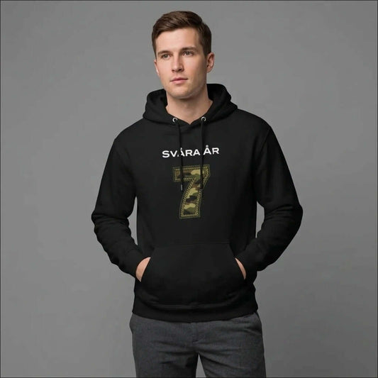 Sju Svåra År – Militär Stil Hoodie i svart med 7-print på framsidan.