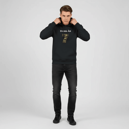 Sju Svåra År – Militär Stil Hoodie i svart med 7-print, militärinspirerad design.
