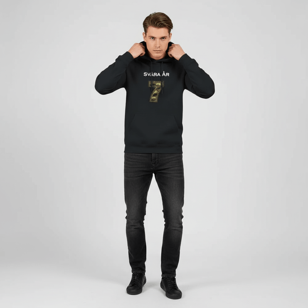 Sju Svåra År – Militär Stil Hoodie i svart med 7-print, militärinspirerad design.