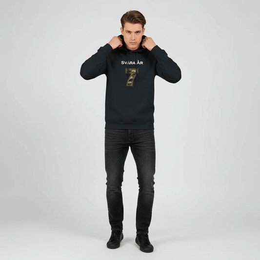 Sju Svåra År – Militär Stil Hoodie i svart med 7-print, militärinspirerad design.
