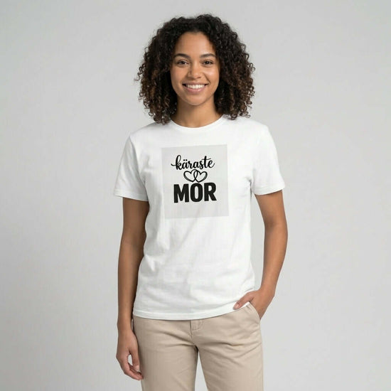 Käraste Mor T-shirt i premium bomull med typografiskt tryck och rak passform.