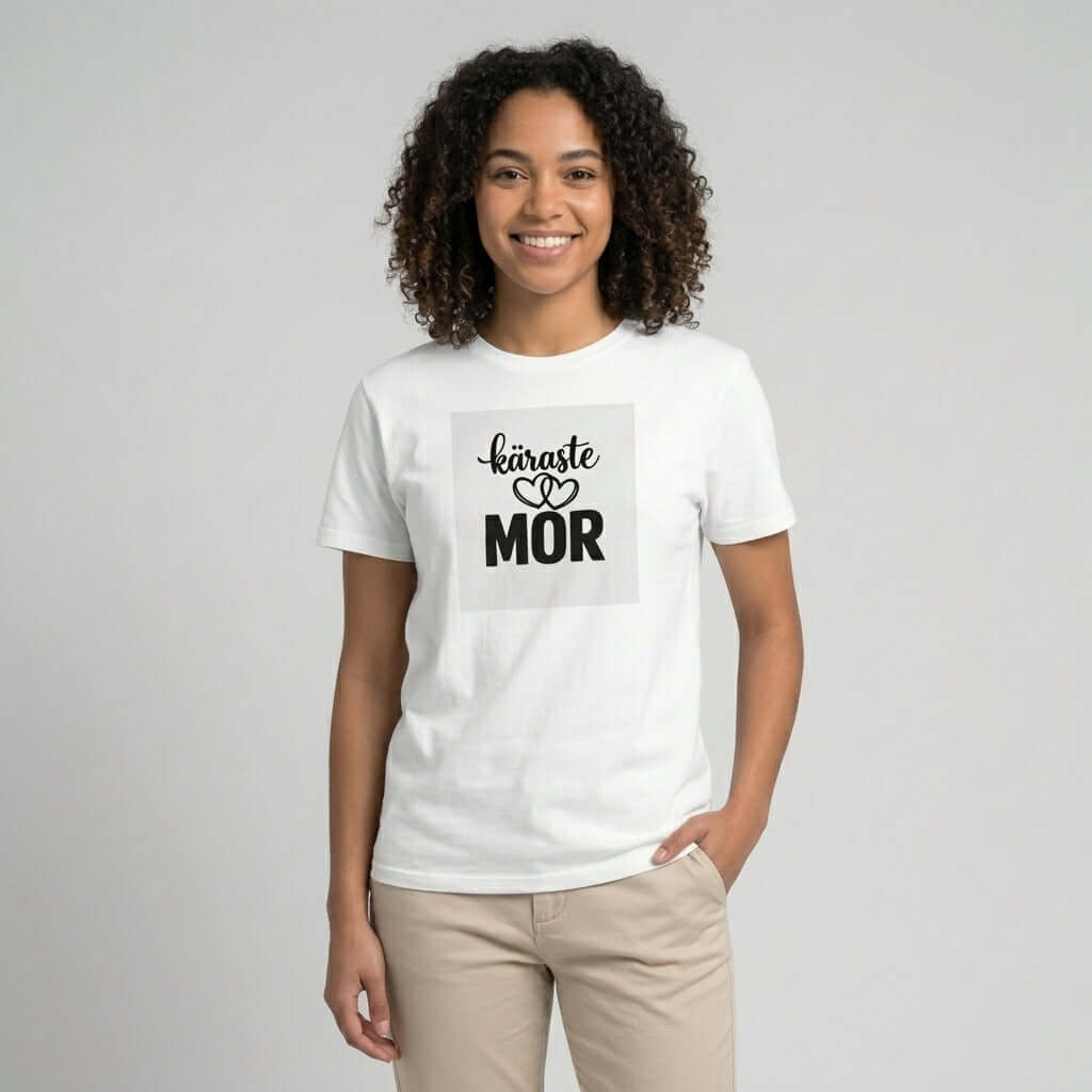 Käraste Mor T-shirt i premium bomull med typografiskt tryck och rak passform.