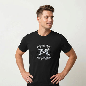 Svart t-shirt med texten Protect Your Hearing Tee som bärs av en man, designad för att öka medvetenhet om hörsel.