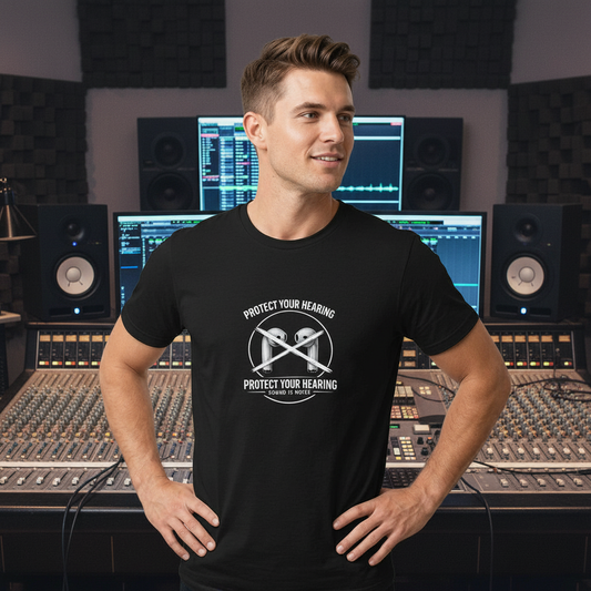 Protect Your Hearing Tee – Svart t-shirt med budskap i ljudstudio, påminner om att skydda hörseln.
