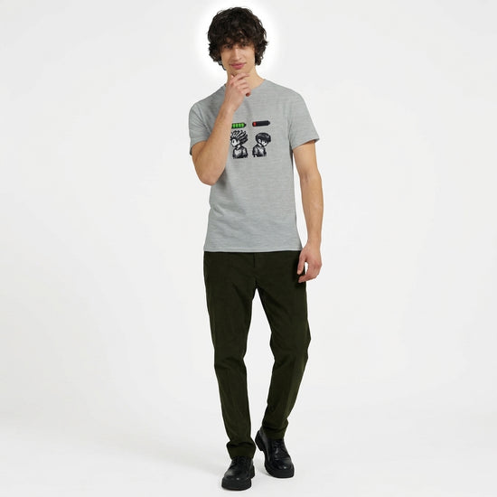 Energi Nivå Tee – Pixel Battery, grå t-shirt med grafisk avatar som visar energinivå.
