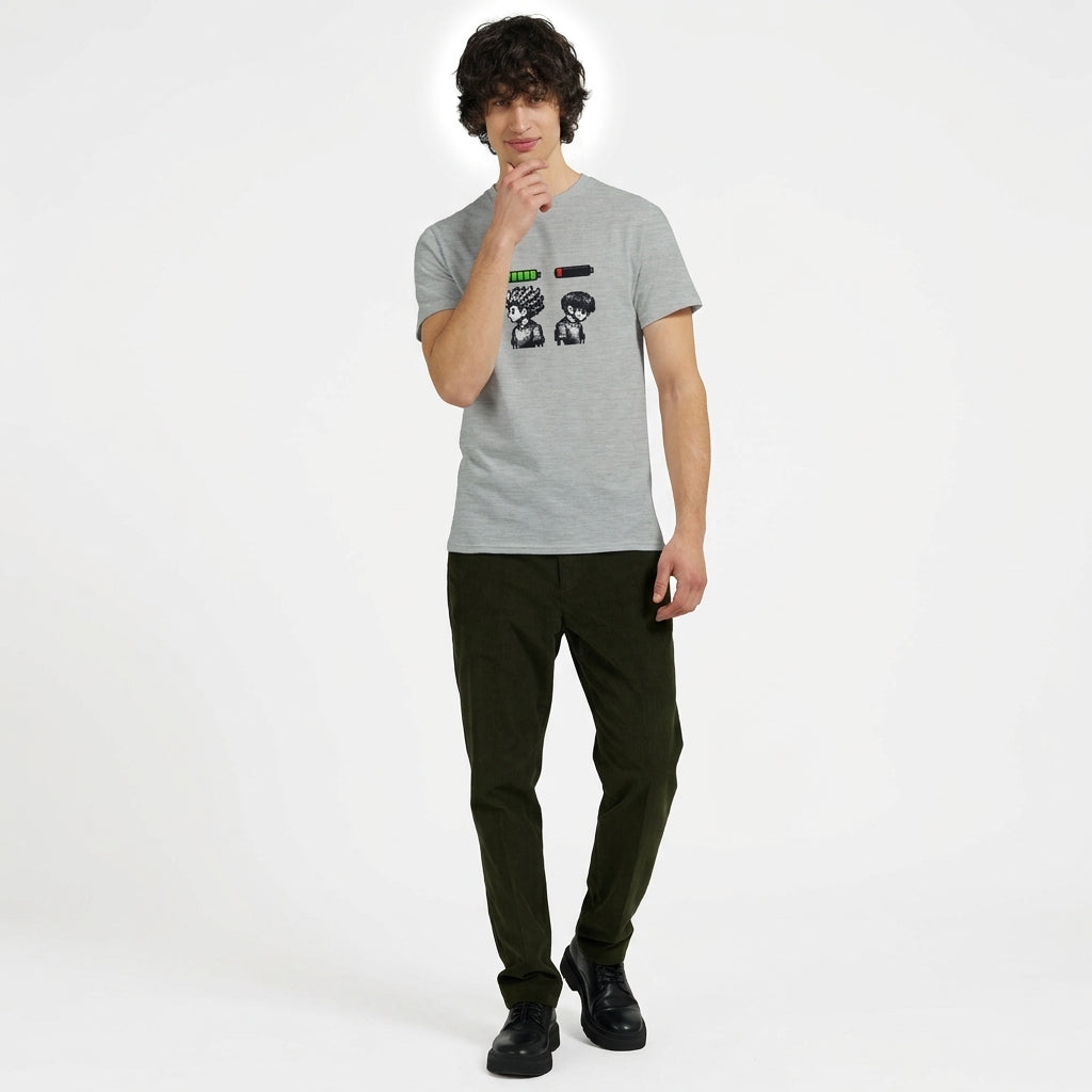 Energi Nivå Tee – Pixel Battery, grå t-shirt med grafisk avatar som visar energinivå.