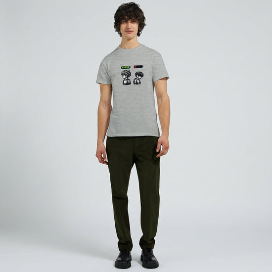 Energi Nivå Tee - Grå t-shirt med grafiskt motiv av energinivåer och avatarer, perfekt för sociala batteritillstånd.