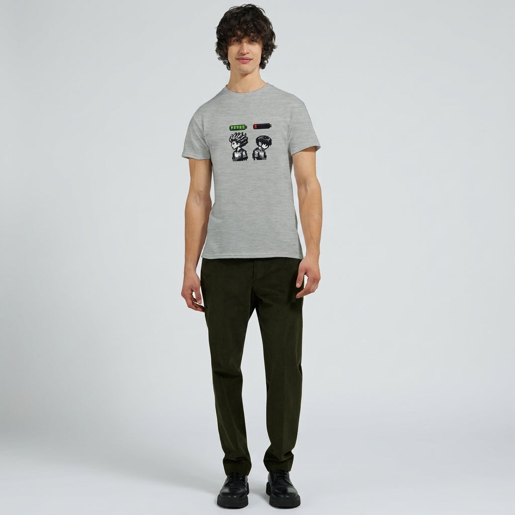 Energi Nivå Tee - Grå t-shirt med grafiskt motiv av energinivåer och avatarer, perfekt för sociala batteritillstånd.