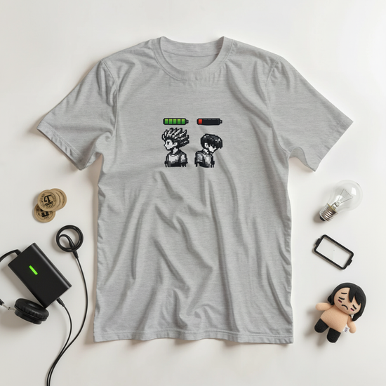 Energi Nivå Tee – Pixel Battery t-shirt med grafisk motiv av energinivåer på grå bakgrund.