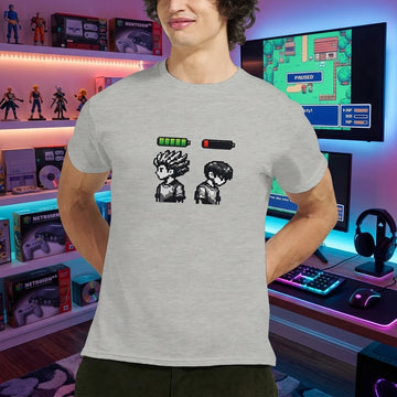 Energi Nivå Tee med grafisk motiv av energinivåer och två karaktärer på en grå t-shirt.