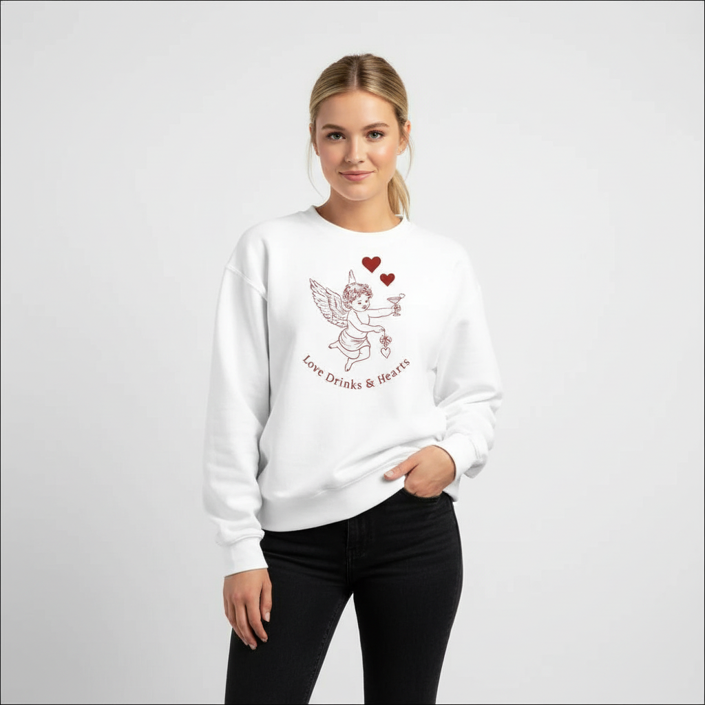 Romantisk vit sweatshirt med Cupido illustration och texten Love Drinks & Hearts.