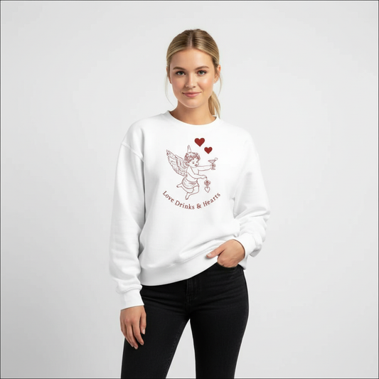 Romantisk vit sweatshirt med Cupido illustration och texten Love Drinks & Hearts.