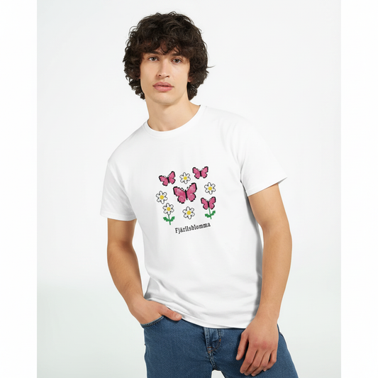 Fjärilsblomma T-Shirt med rosa fjärilar och blommor, stilren design och unisex passform.