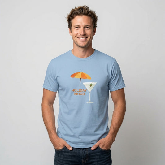 Holiday Mood T‑Shirt – Martini & Umbrella Graphic, man som poserar i en ljusblå t-shirt med semesterinspirerad grafik.