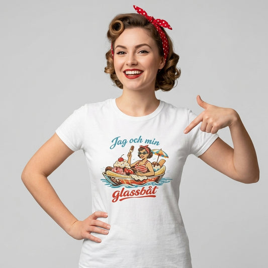 Kvinna i t-shirt med retrodesign som visar "Jag och min glassbåt", inspirerad av 50-talet.