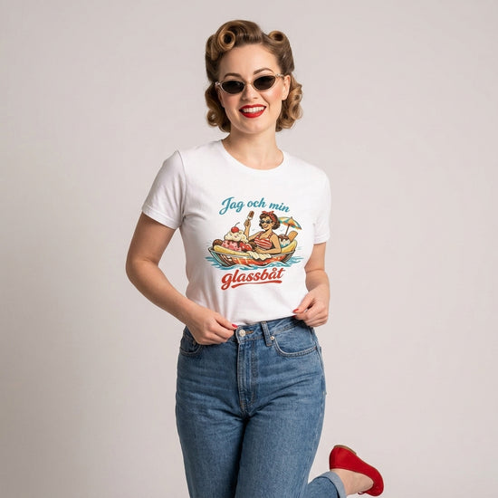 En kvinna bär en t-shirt med texten 'Jag och min glassbåt' och retrodesign, inspirerad av 50-talet.