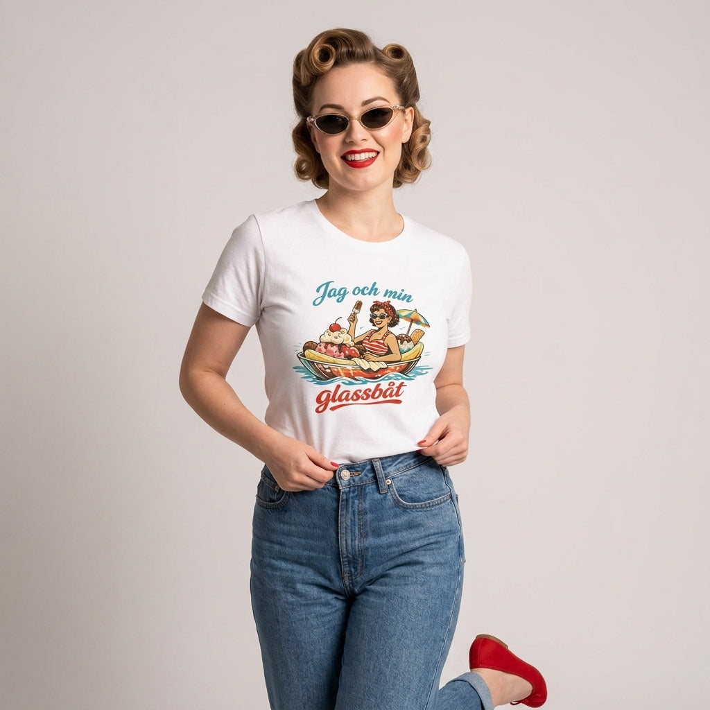 En kvinna bär en t-shirt med texten 'Jag och min glassbåt' och retrodesign, inspirerad av 50-talet.