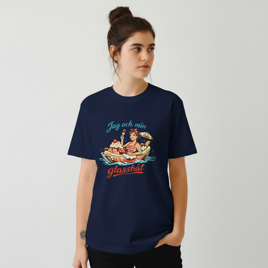 Jag och min glassbåt 50s Retro Inspired marinblå T-Shirt med nostalgisk design och mjukt material.