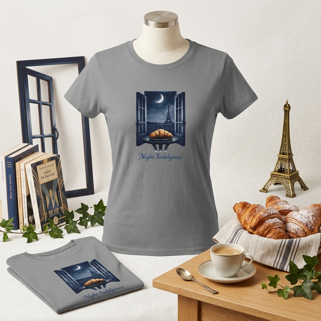Grafisk t-shirt för dam med motiv av croissant och Eiffeltornet, perfekt för avslappnade kvällar. Parisian Night.