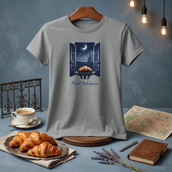 Parisian Night grafisk t-shirt för dam med croissant och Eiffeltornet, perfekt för avslappnad stil.
