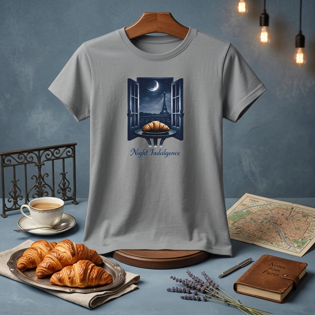 Parisian Night grafisk t-shirt för dam med croissant och Eiffeltornet, perfekt för avslappnad stil.