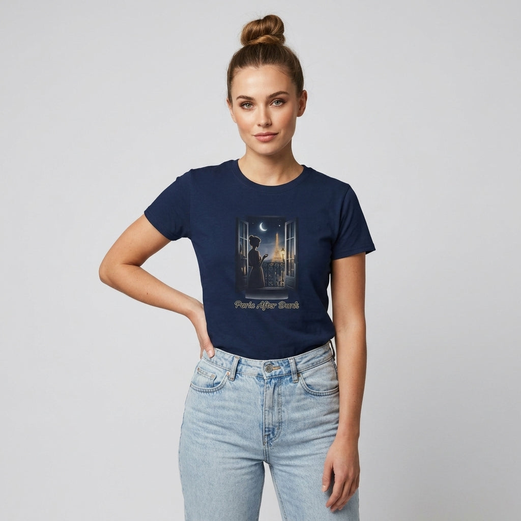 Paris Shirt för Dam med Eiffeltornet i nattljus, kvinna som bär t-shirt och blickar ut genom fönster