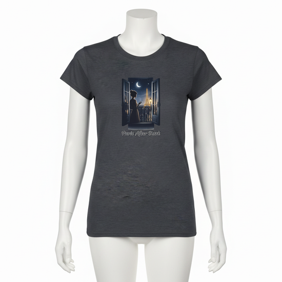 Paris Shirt i mörk t-shirt med motiv av Eiffeltornet och kvinna som blickar ut genom franska dörrar.