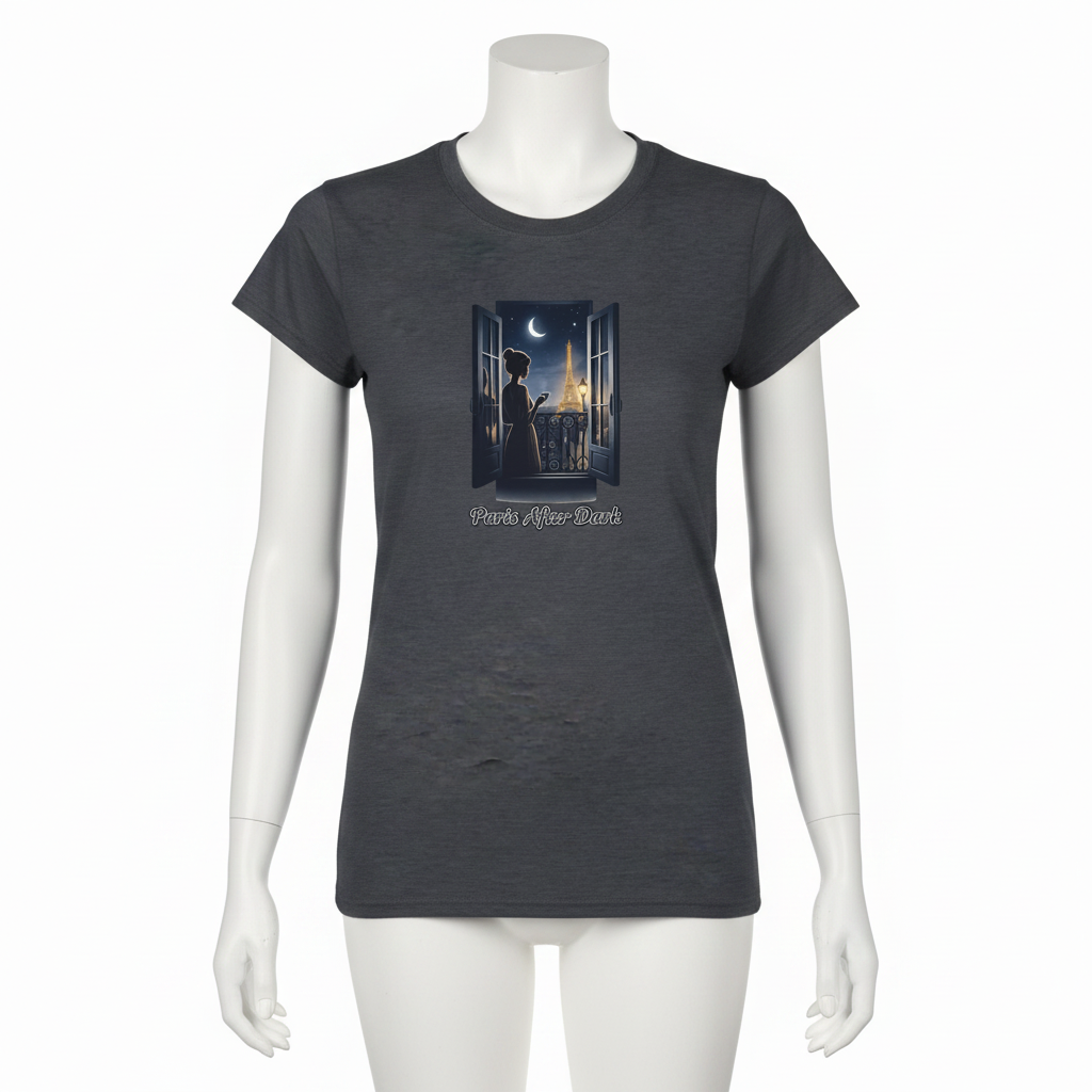 Paris Shirt i mörk t-shirt med motiv av Eiffeltornet och kvinna som blickar ut genom franska dörrar.