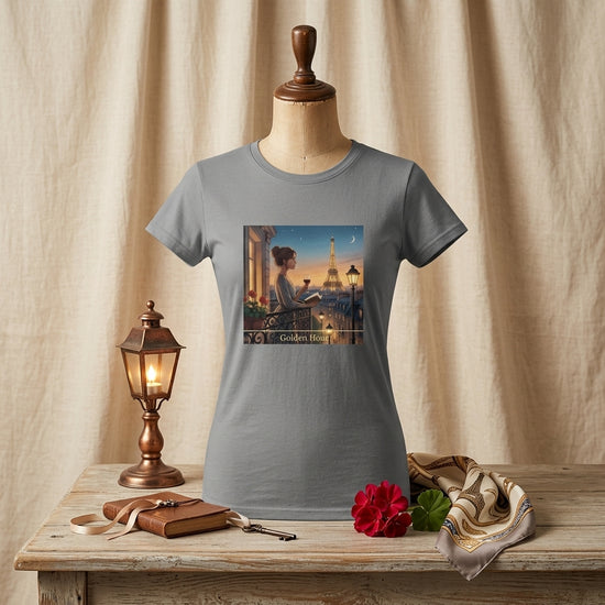 Grå t-shirt med Paris Motiv i Golden Hour design, kvinna som njuter av utsikten över staden.