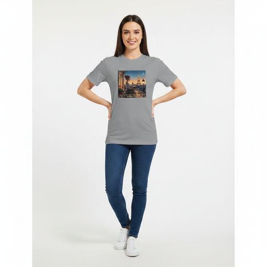Paris Motiv t-shirt med balkongutsikt i mjukt kvällsljus och elegant design.