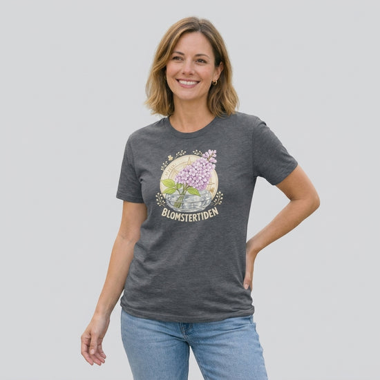 Floral T-Shirt med Syrenmotiv - Blomstertiden på en kvinna i grå t-shirt med blommotiv.