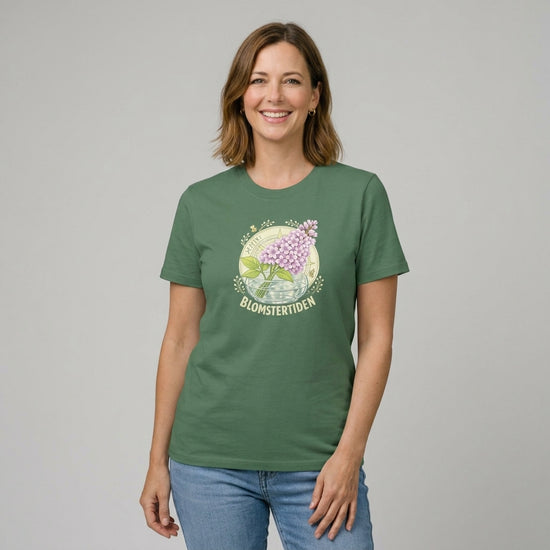 Floral T-Shirt med Syrenmotiv - Blomstertiden, kvinna iklädd t‑shirt med blomsterdesign.