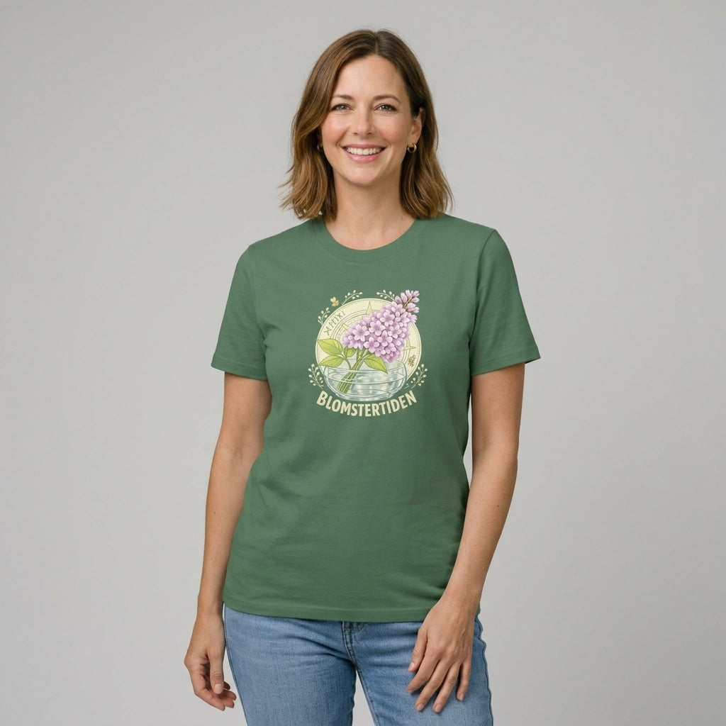Floral T-Shirt med Syrenmotiv - Blomstertiden, kvinna iklädd t‑shirt med blomsterdesign.