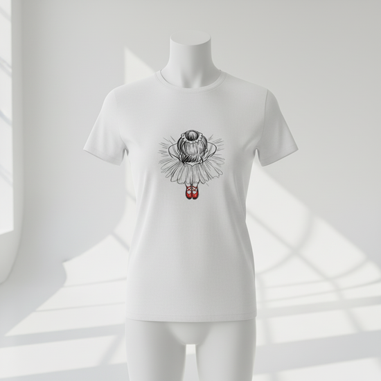 Röda dansskor på en ekologisk t-shirt med ballerina och mjuka färger, hållbar design.